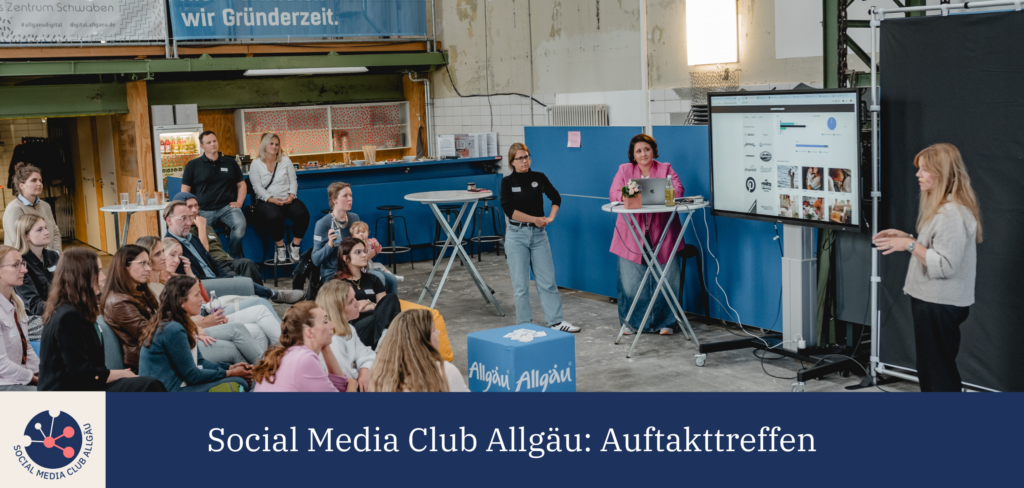 Das Foto zeigt eine Szene vom Auftakttreffen des Social Media Club AllgÃ¤u: Zu sehen sind die Referentin Eva Klaus sowie die Initiatorinnen Sonja Kehr und Jessica Berger wÃ¤hrend des Vortrags neben einem groÃŸen Bildschirm sowie ein Teil der GÃ¤ste.