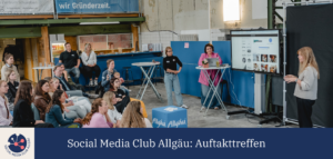 Das Foto zeigt eine Szene vom Auftakttreffen des Social Media Club AllgÃ¤u: Zu sehen sind die Referentin Eva Klaus sowie die Initiatorinnen Sonja Kehr und Jessica Berger wÃ¤hrend des Vortrags neben einem groÃŸen Bildschirm sowie ein Teil der GÃ¤ste.