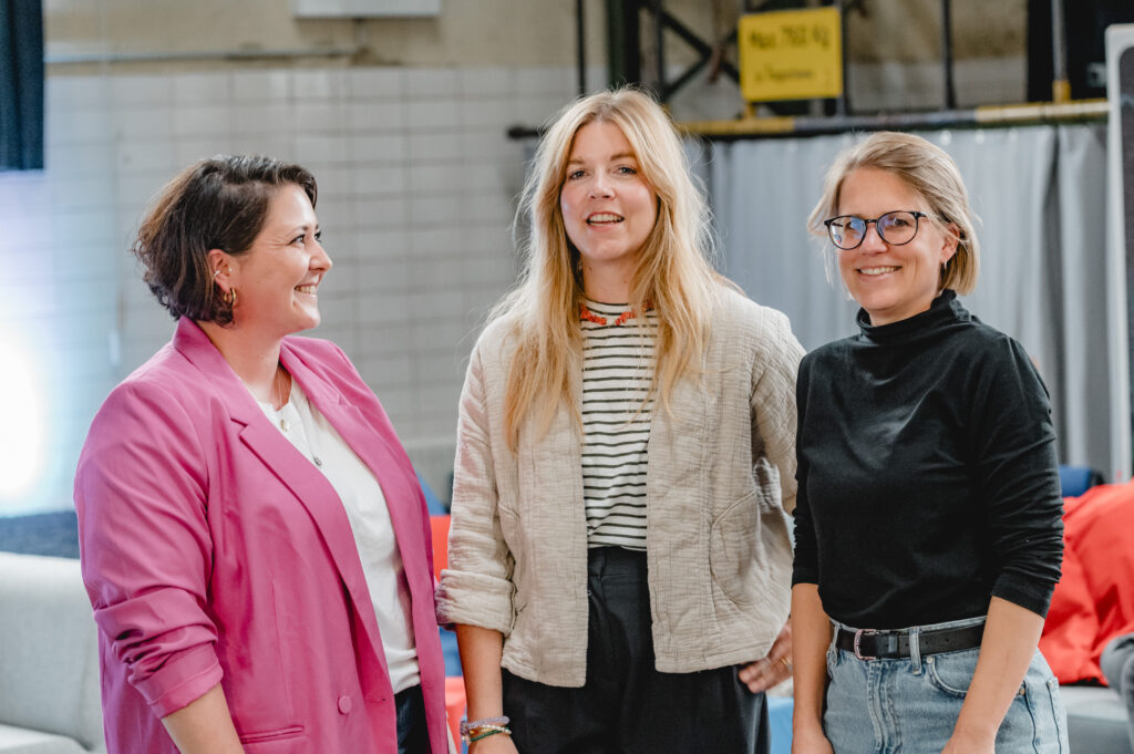 Das Bild zeigt die Initiatorinnen des Social Media Clubs AllgÃ¤u, Jessica Berger und Sonja Kehr, zusammen mit Content Creatorin Eva Klaus